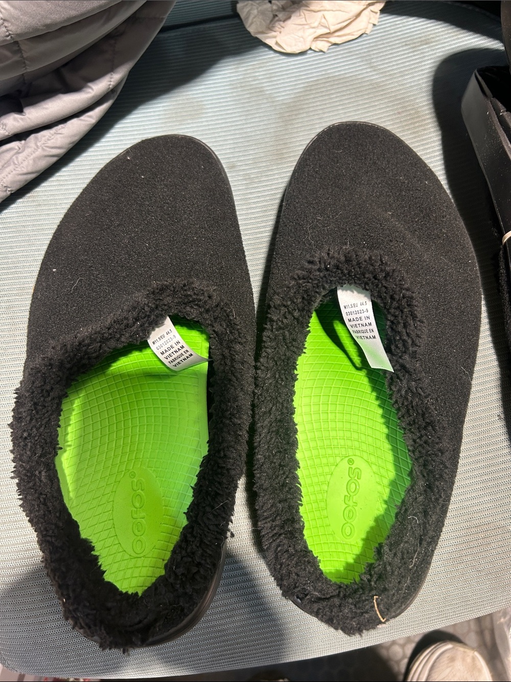 OOFOS Kids Black Slip-On Slippers with Neon Green Insoles